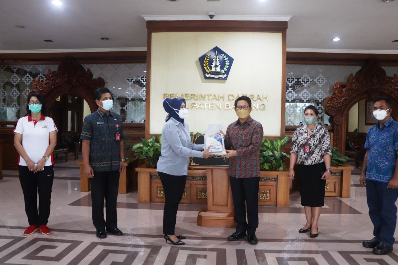 podiumnews.com-Sekda Badung Terima Bantuan Beras dari PT. Tirta investama Mambal